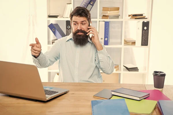 Hombre Profesional Hablando Teléfono Móvil Trabajando Ordenador Portátil Oficina Llamada — Foto de Stock