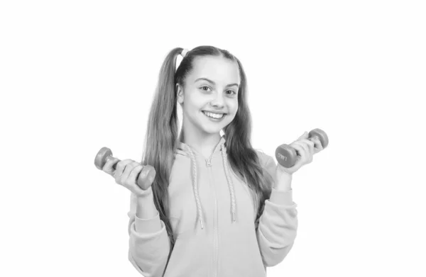 ダンベルと幸せな10代の女の子 スポーツとフィットネス バーベルと子供の訓練 子供時代の健康 健康的な生活 白に隔離されたスポーツ用具を持つ子供 — ストック写真
