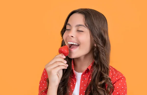 Gadis Remaja Yang Bahagia Makan Stroberi Pada Latar Belakang Kuning — Stok Foto