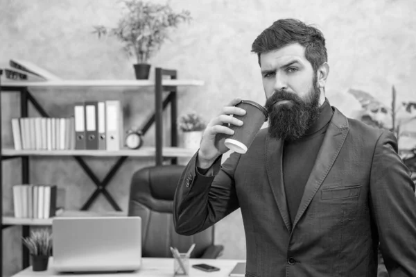 穿着夹克衫的成熟企业家 在办公室喝一杯咖啡休息 — 图库照片