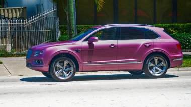 Miami Beach, Florida ABD - 15 Nisan 2021: Mor Bentley Bentayga v8 2015 SUv, ön manzara.