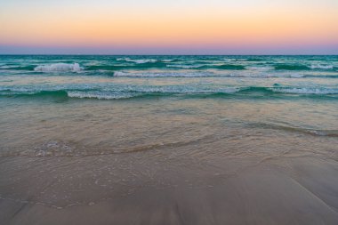 Alacakaranlık doğa günbatımının fotoğrafı. Sahilde gün batımı. Denizle birlikte gün batımı. Doğal gün batımı deniz manzarası.