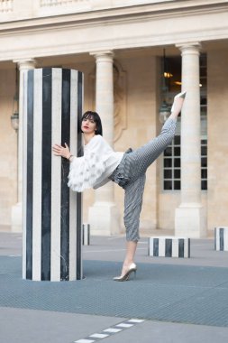 Tam boy esmer kadın mankeni. Açık havada modaya uygun esmer kadın. Modaya uygun esmer kadın dışarıda. Sokaktaki son moda esmer kadın..