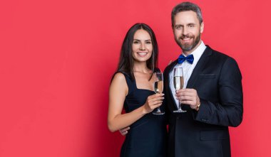 Çiftler tezahürat yapıyor ve arka planda kutlama yapıyorlar. Çiftin kutlama fotoğrafı ve şampanyayla kutlama. Çiftler tezahürat yapıyor ve kırmızıda yalnız kutluyorlar. Çiftler tezahürat yapıyor.