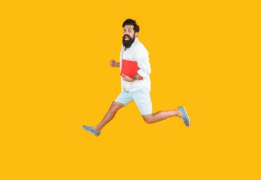 Atlama okulunda atlama eğitimi. Eğitimli bir okul öğrencisi. Okul planlamacısıyla eğitimli bir adamın fotoğrafı. Sarı üzerine izole edilmiş okul çocuğu eğitimi..