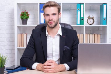 Kafkasyalı başarılı iş adamı masada. Ofis odasında iş adamı var. Ofis geçmişindeki iş adamı. İş adamının resmi. Ceket giy..