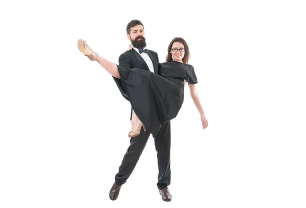 男は魅力的な女性ダンサーを運ぶ ダンスミュージック エレガントなダンスボールをカップル 大人のためのダンススクール エンターテイメントアクティブレジャー 恋にロマンチックなダンスのカップル ロマンチックな夜のデート — ストック写真