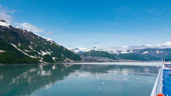 クルーズ船デッキからハバード氷河湾の景色 アラスカ氷河クルーズ旅行 ハバード氷河クルーズ 目的地へ クルーズと旅行 — ストック写真