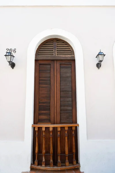 Kapıdaki Veranda Girişteki Kapı Önünde Lambalı Kapı Önü Evin Kapısının — Stok fotoğraf