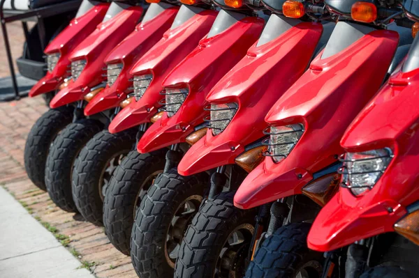 Zaparkovaný Pronájem Moped Venkovní Selektivní Zaměření Fotografie Zaparkovaného Půjčovny Moped — Stock fotografie