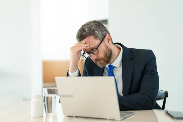 Çok Çalışan Menajerin Ağrısı Yorgunluğu Var Yöneticinin Fotoğrafında Ağrı Yorgunluk — Stok fotoğraf