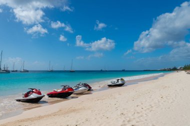 Bridgetown, Barbados - 12 Aralık 2015: Yaz plajında jet ski.