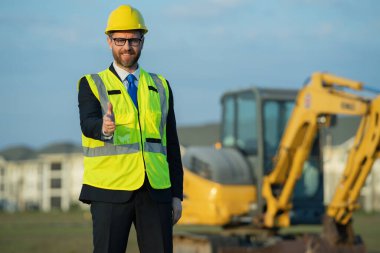 İnşaat mühendisliğinde mühendis, hoş geldiniz. İnşaat mühendisliği mühendisi kask takıyor. İnşaat mühendisliğindeki mühendisin fotoğrafı. İnşaat mühendisliğinde mühendis..