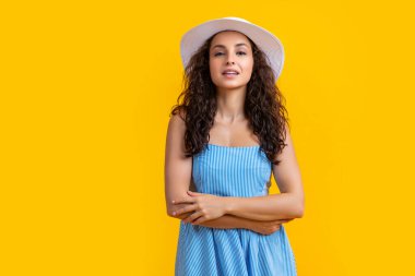 Stüdyoda şık bir yaz kadınının portresi. Arka planda şık bir yaz kadını. Şık bir yaz kadınının şapka taktığı bir fotoğraf. Sarıda izole edilmiş şık yaz kadını..