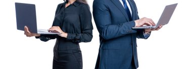 Bilgisayarla serbest iş görüşünü kesmiş. Serbest çalışan iş adamlarının fotoğrafı bilgisayarı tutuyor. Beyaz arka planda izole edilmiş bağımsız online iş. Serbest çalışan çevrimiçi iş