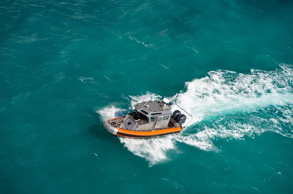 Kustbevakningsbåt Kustbevakningens Båtpatrull Kustbevakningsbåt För Räddning Foto Kustbevakningsbåt — Stockfoto