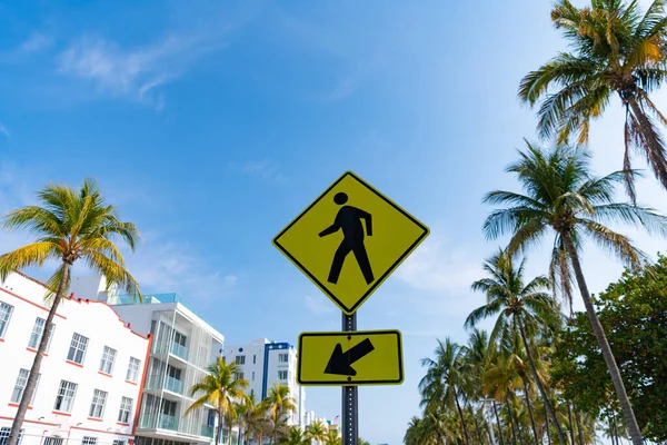 Señal Tráfico Peatonal Amarilla Con Placa Flecha South Beach Estados — Foto de Stock