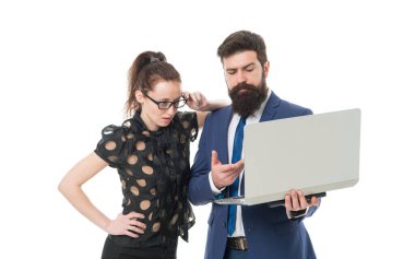 Sorun bulunursa bilgisayarı yeniden başlat. Bilgisayar kullanıcıları beyazı izole etti. Bilgisayar uzmanları veya teknisyenler. İş çifti bilgisayarda çalışıyor. İş iletişimi. Yeni teknoloji. Modern hayat.