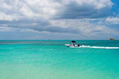 Antigua sahilinde yaz tatili yatı. Plajda yaz tatili yatının fotoğrafı. Yaz tatili yatı. Deniz manzarasında yaz tatili yatı.