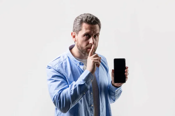 Hombre Silencio Mostrando Aplicación Teléfono Estudio Mostrando Aplicación Teléfono Foto — Foto de Stock
