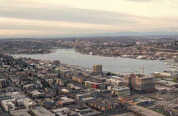 ワシントンD シアトル米国 2021年4月3日 夜間の空中ビューで建物とシアトルのスカイライン 都市建築と水です ベイビュータワー — ストック写真