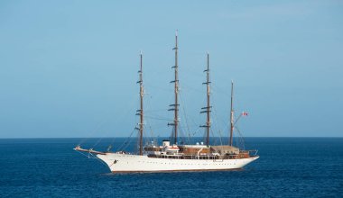 Okyanusta bir gemi. Gemi teknesinde yaz tatili. Gemi seyahatinin fotoğrafı. Denizde bir gemi..