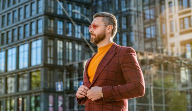 Şık bir adamın ceketli fotoğrafı. Dışarıda ceketli şık bir adam var. Sokakta şık bir adam. Havalı adam dışarıda..