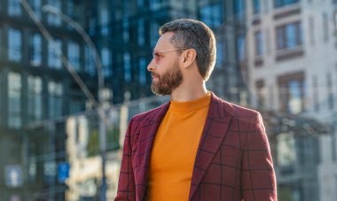 Dışarıdaki şık adam, erkek tarzı. Ceket giyen şık bir adamın fotoğrafı. Dışarıda ceketli şık bir adam var. Sokakta şık bir adam.