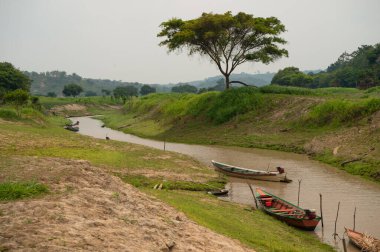 Açık havada kayıkla nehir yatağı. Suda kayıkla nehir yatağı. Doğada kayıkla nehir yatağı. Kayıklı nehir yatağının fotoğrafı..