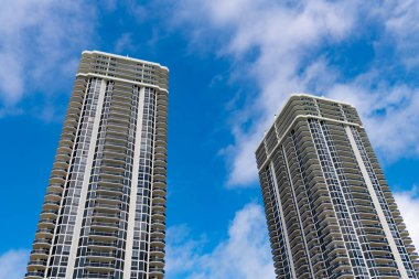 Florida 'daki gökdelen mimari yapı cephesi. Miami 'deki gökdelen mimari binası. Gökdelen mimari binasının fotoğrafı. Miami 'deki gökdelen mimari binası.