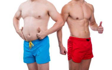 Karın kasları olan erkeklerin görüntüsü, baş parmak yukarı. Karın kasları beyazda izole edilmiş erkekleri karşılaştırıyor. Stüdyodaki erkeklerin karın kası karşılaştırması. Göbek kası olan erkeklerin kırpılmış görüntüsü.