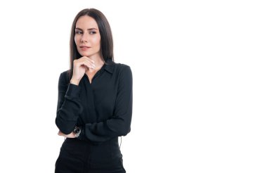 Kadın yönetici beyaz arka planda izole edilmiş, kopyalama alanı. Stüdyoda beyaz kadın yönetici. Siyah giyen profesyonel kadın yönetici..