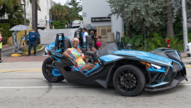 Miami Beach, Florida USA - 19 Mart 2021: Şoförlü mavi polaris sapanı, köşe manzaralı. Üç tekerlekli motosiklet..
