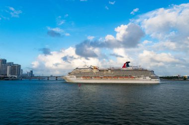 Miami, Florida ABD - 27 Aralık 2015: Carnival Cruise Lines gemisi, yan görüş.