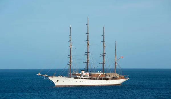 海の中の船だ 船での夏休み 船の旅の写真 海に浮かぶ船は — ストック写真