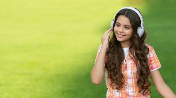 Adolescente Chica Escuchar Música Aire Libre Anuncio Adolescente Escuchar Música —  Fotos de Stock