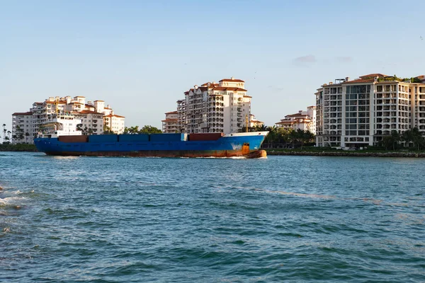 コンテナを運ぶ貨物船 マイアミにコンテナを運ぶ貨物船 輸入用のコンテナを運ぶ貨物船 コンテナを運ぶ貨物船の写真 — ストック写真