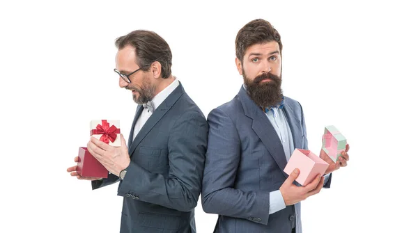 Geschenke Austauschen Männer Klassische Anzug Halten Geschenke Geschäftsleute Feiern Feiertag — Stockfoto