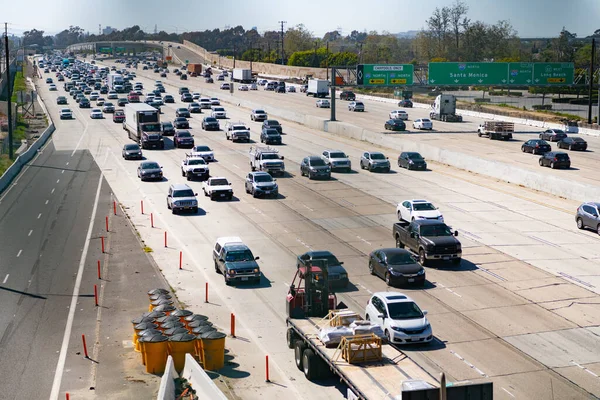 2021年3月30日 美国加利福尼亚州洛杉矶 405号州际公路上有车流 — 图库照片