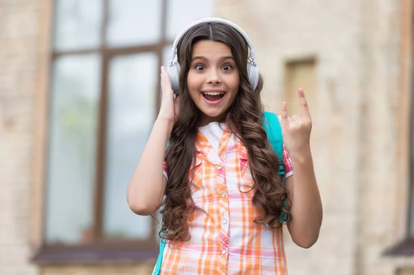 Έκπληκτη Μαθήτρια Ακούει Μουσική Μαθήτρια Ακούει Μουσική Έξω Μια Μαθήτρια — Φωτογραφία Αρχείου