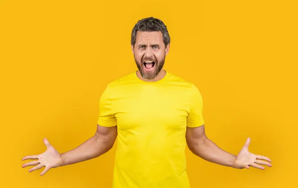 Kızgın Adam Diye Bağıran Adamın Fotoğrafı Sarıda Izole Edilmiş Kızgın — Stok fotoğraf