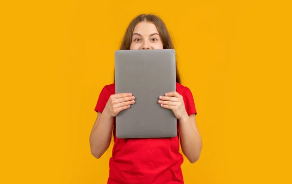 Szczęśliwy Dziewczyna Laptop Żółtym Tle — Zdjęcie stockowe