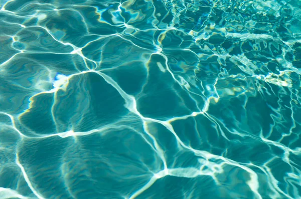 Defokussiert Türkisfarbenem Wasser Sommer Hintergrund Mit Wellen Defokussiert Türkisfarbenem Wellenwasser — Stockfoto