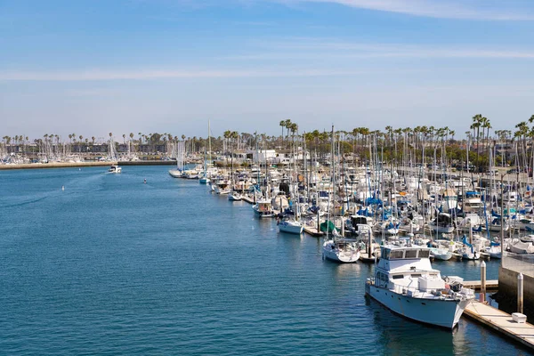 カリフォルニア州ロングビーチ2021年4月10日 夏の港やヨットハーバーでヨット — ストック写真