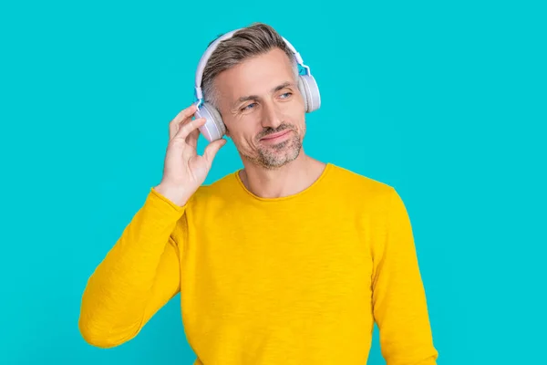Χαρούμενος Άντρας Ακούει Μουσική Στα Ακουστικά Στο Στούντιο Άνθρωπος Ακούει — Φωτογραφία Αρχείου