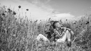 Rahatlamış hissediyorum. İlkbahar kırsalında. Aşıklar çiçek tarlasında kırmızı şarap içerler. Birbirine aşık çiftler. Haşhaş tarlasında bir adam ve kadın. Yaz çiçeği çayırı. Gelincikler arasında romantik bir çift. Aşk ve romantizm. Afyon.