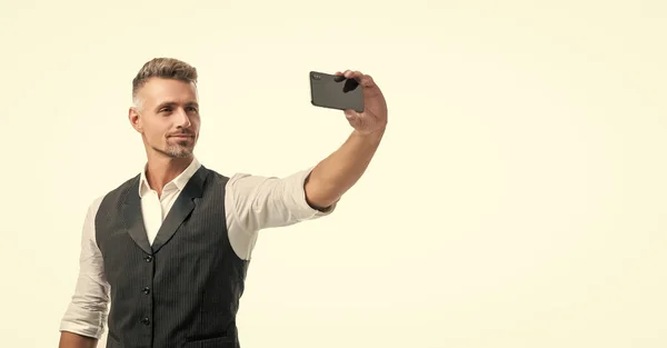 Seriöser Geschäftsmann Anzug Weste Macht Videoanruf Vom Handy Isoliert Auf — Stockfoto