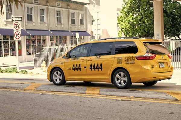Miami Beach Florida Usa April 2021 Toyota Yellow Cab Taxi — Φωτογραφία Αρχείου