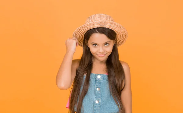 太美了儿童海滩时尚 黄色背景的小孩 假日的快乐和活动 盼望已久的暑假 快乐的童年快乐的小女孩戴着草帽 — 图库照片