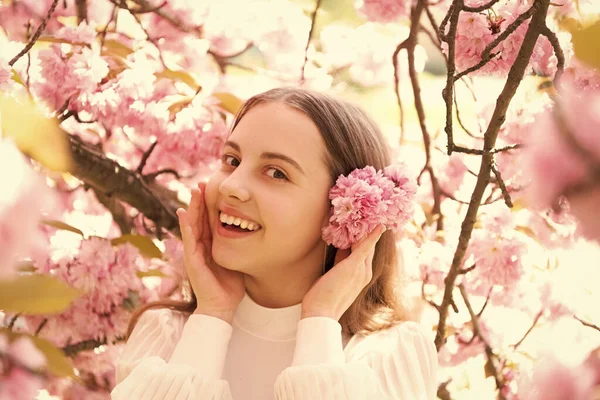 Portrait Fille Heureuse Enfant Souriant Cerisier Fleurs Printemps — Photo